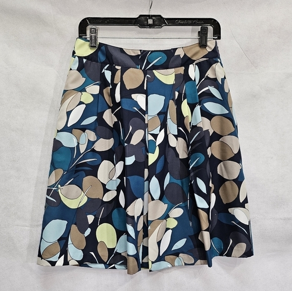 Ann Taylor Petite Pleated Knee Length Skirt 100% Polyester Leaf Pattern Size 4P - Picture 1 of 5